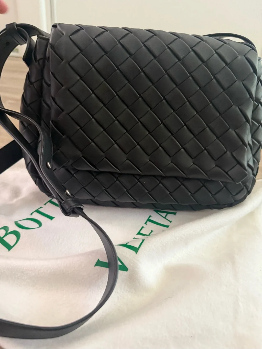 Bottega Veneta Black Intrecciato Woven Leather cobble messenger Bag